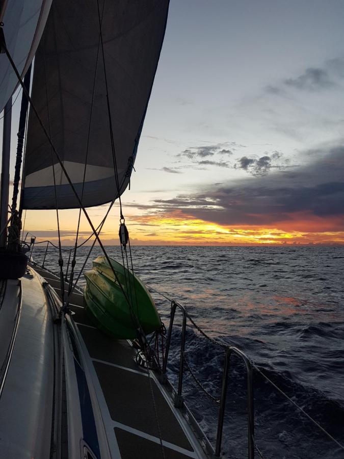 2 Nuits Insolites & 1 Excursion Voile A Bord Du Voilier Mori Ora Moorea Kültér fotó